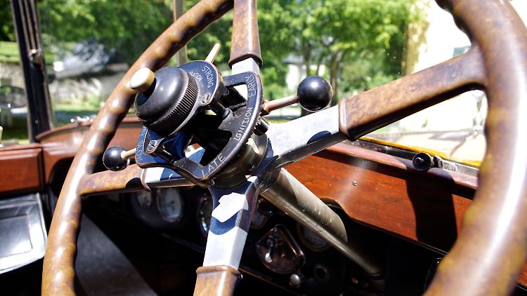 Das Lenkrad des Phantom I ist ebenso eine Herausforderung wie der Oldtimer an sich.
