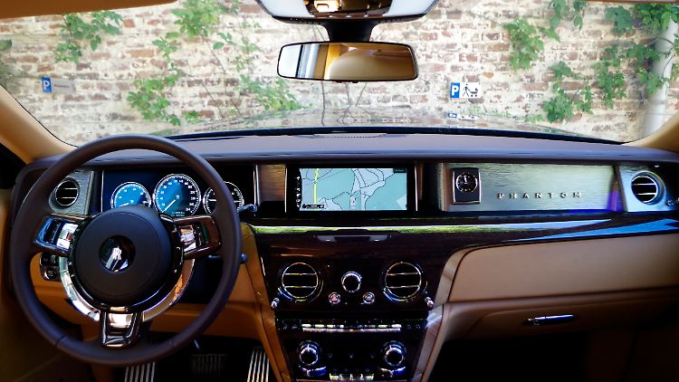 Der Arbeitsplatz des Fahrers im Rolls-Royce Phantom VIII wirkt gegen das im Phantom I wie die Schaltzentrale in einem Raumschiff.