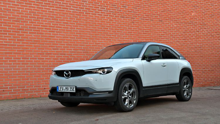 Der Mazda MX-30 pflegt schon ein recht außergewöhnliches Äußeres im Vergleich zu anderen Elektroautos.