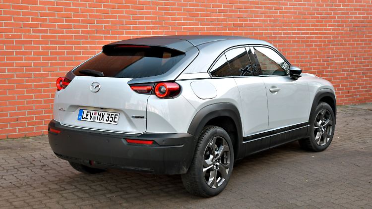 Lange hat Mazda mit der E-Mobilität gehadert. Insofern ist der MX-30 schon ein recht interessanter Umgang damit.