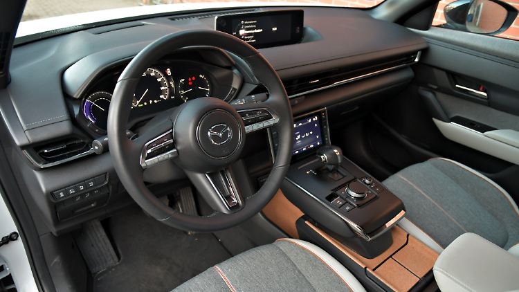 Der Innenraum des Mazda MX-30 wurde mit recycelten Materialien und mit Kork aufgewertet.