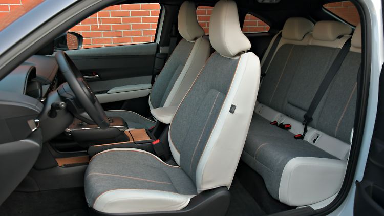 Die Sitze im Mazda MX-30 sind fein, aber in der zweiten Reihe geht es für Reisende ziemlich eng zu.