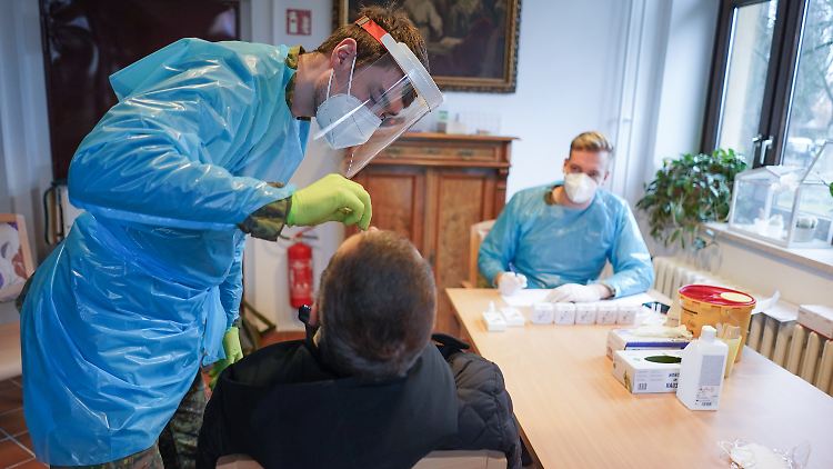 Als Vergütung kalkuliert das Ministerium mit bis zu sechs Euro pro Schnelltest plus zwölf Euro fürs Test-Abnehmen und das Ausstellen einer Bescheinigung. 