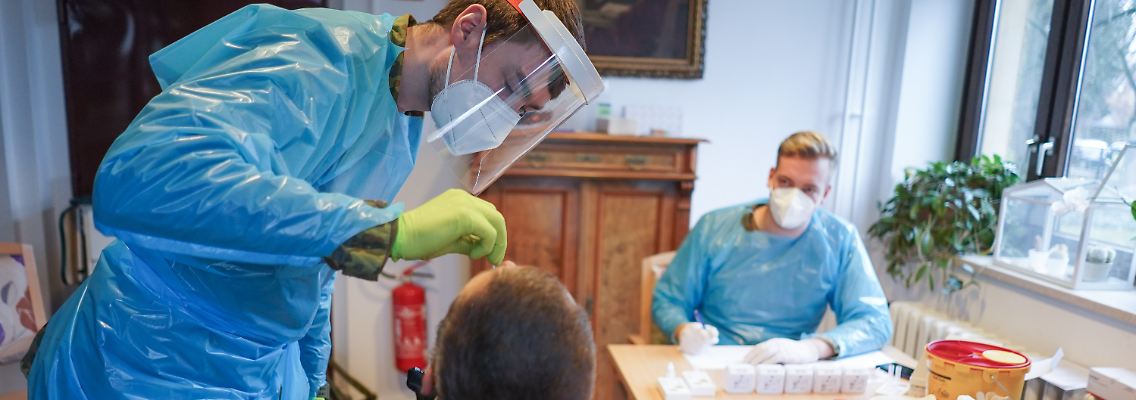 Als Vergütung kalkuliert das Ministerium mit bis zu sechs Euro pro Schnelltest plus zwölf Euro fürs Test-Abnehmen und das Ausstellen eines Testzeugnisses.