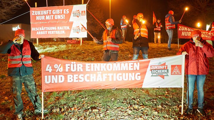 Die Gewerkschaft IG Metall fordert für die 3,8 Millionen Beschäftigten vier Prozent mehr Lohn. 