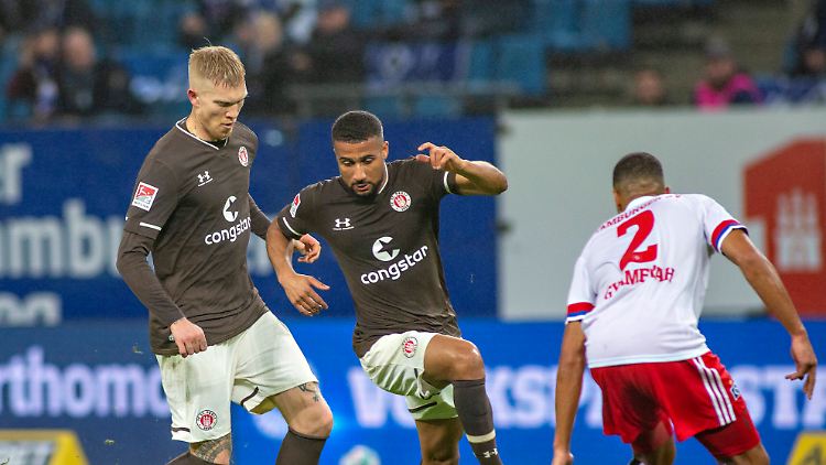 Daniel-Kofi Kyereh (Mitte) entschied das Hamburger Derby wenige Minuten vor dem Abpfiff.