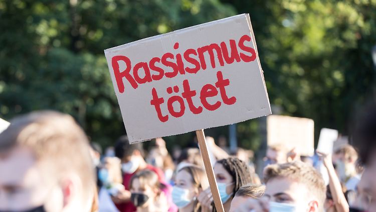 Die Linke Jelpke erinnert angesichts der Zahlen an das tödliche Potenzial des Hasses, das etwa bei den rassistischen Morden von Hanau offenbar wurde.