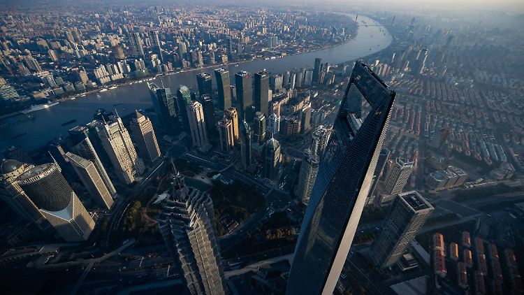 Das Finanzzentrum Shanghai ist ein Symbol für die wachsende Bedeutung Chinas - und für die krassen Gegensätze des Landes.