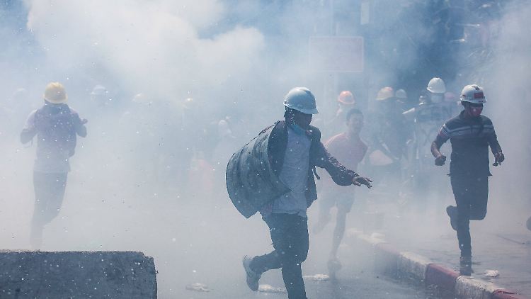 Die Polizei geht mit Gewalt gegen die friedlichen Demonstranten vor.