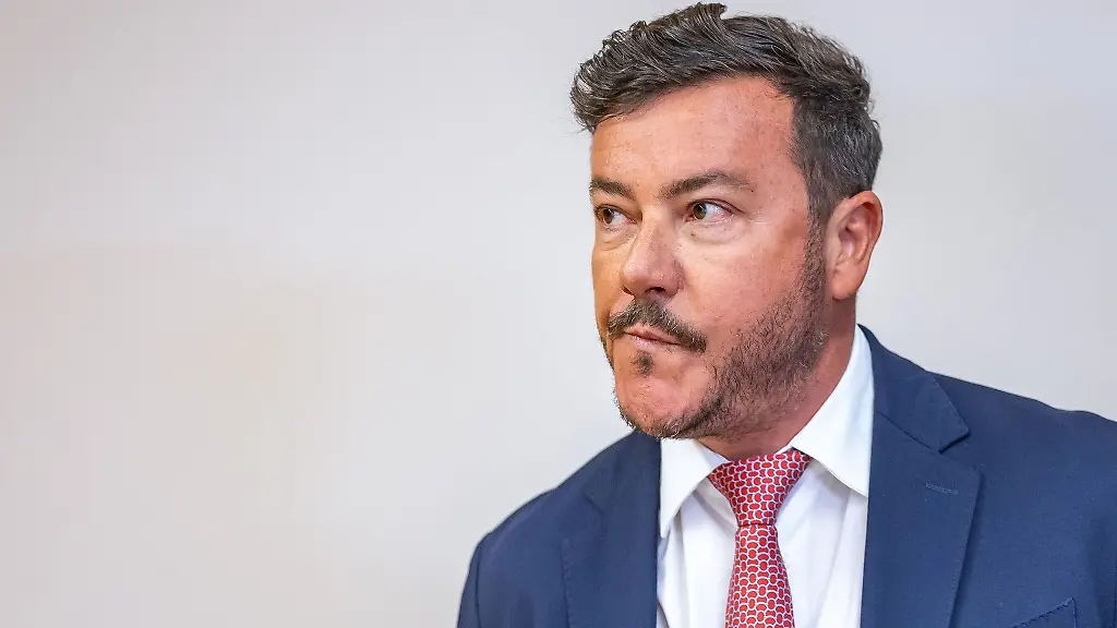 Der-Ex-Milliardaer-muss-nach-seiner-Festnahme-in-Untersuchungshaft-Foto-Archiv