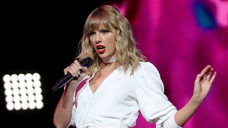 Not amused: Taylor Swift.