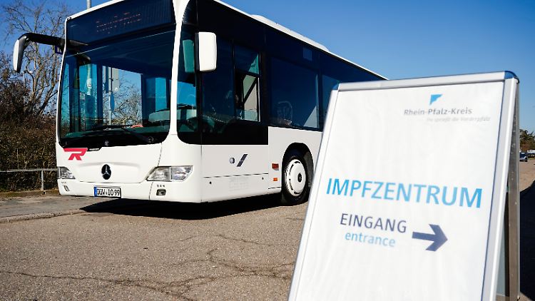 Ein Impfbus im Rheinland-Pfalz-Kreis.