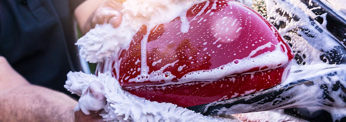 Ob man selbst Hand anlegt oder das Auto durch eine Waschanlage fährt, ist letztlich eine Glaubensfrage.