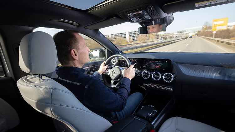 Wer vergisst, dass er den Mercedes EQA irgendwann laden muss, der kann schnell und beschwingt durch die Landschaft düsen.