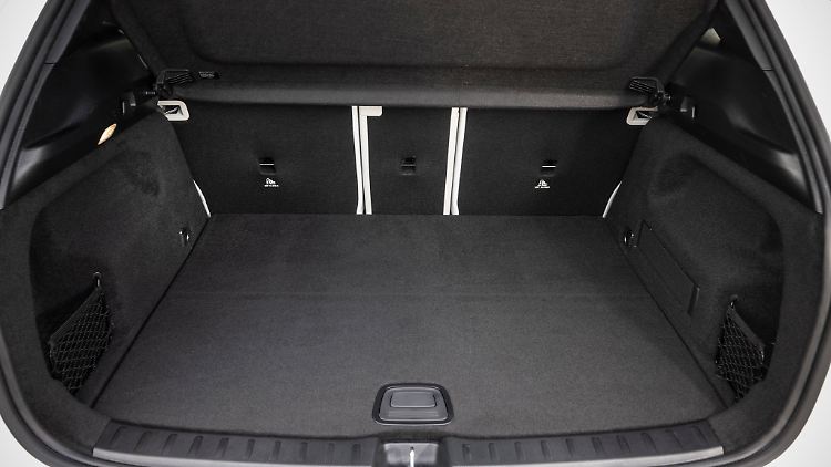 Mit 340 Litern Ladevolumen fasst der Kofferraum des EQA 95 Liter weniger als der des Mercedes GLA.