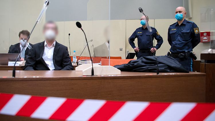 Die Vorwürfe gegen den angeklagten lauten unter anderem versuchter Mord in 31 Fällen, schwere Brandstiftung und  Vorbereitung einer schweren staatsgefährdenden Gewalttat. 