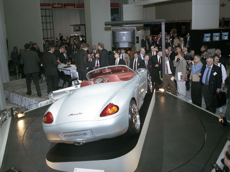 "Bitte genau so bauen", sagen viele Autofans, wenn sie Studien wie das Boxster Concept von 1993 sehen - nur selten ist die Ähnlichkeit später zum Serienauto aber so groß wie in diesem Fall.