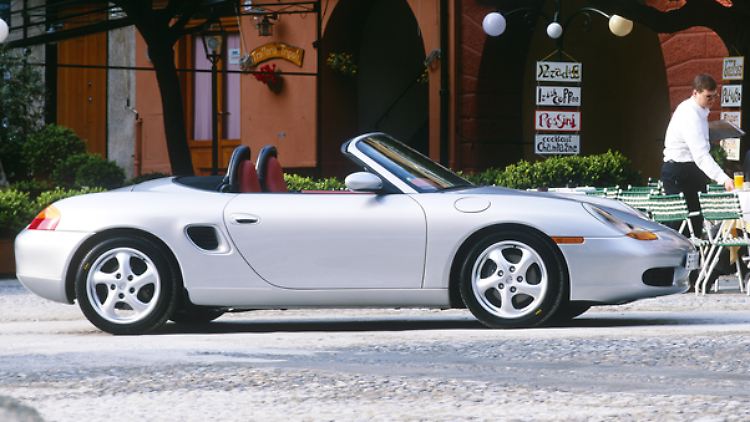 Schicke Roadster lagen in den 1990ern im Trend. Dem vom Mazda MX-5 ausgelösten Boom folgten auch deutschen Hersteller mit BMW Z3, Mercedes SLK und Porsche Boxster.