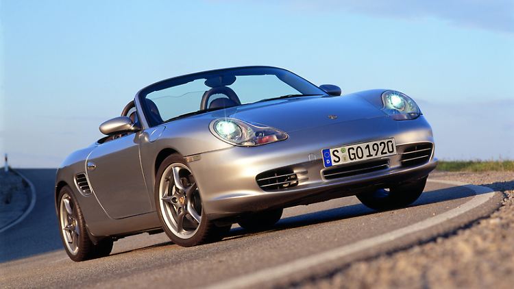 An der Front des Porsche Boxsters erinnern vor allem die "Spiegeleier"-Scheinwerfer an den zeitgenössischen Elfer der Baureihe 996.