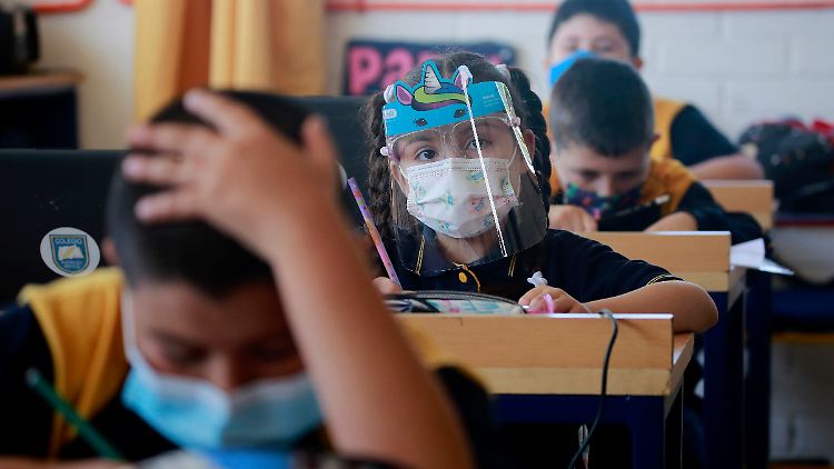 Viele Bundesländer öffnen zurzeit schrittweise die Schulen. Das Konzept lautet meist: Wechselunterricht.