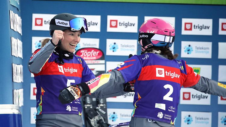 Selina Jörg (links) und Ramona Hofmeister, erfolgreiche deutsche Snowboarderinnen.