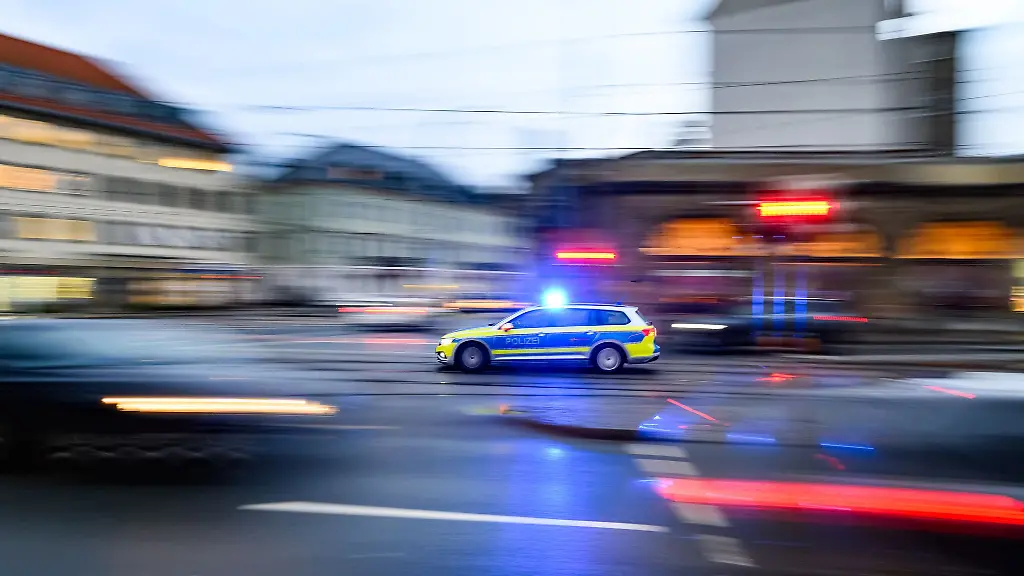 Eine-Fahrradfahrerin-wird-angefahren-und-schwer-verletzt-in-einen-Wald-geschleudert