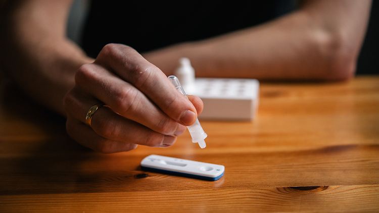 Corona-Schnell- und Selbsttests sollen die geplanten Öffnungen begleiten. Doch dabei gibt es noch viele offene Fragen.