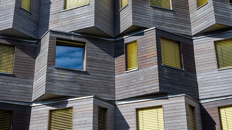 Dieses moderne Mehrfamilienhaus hat bereits eine Holzfassade.