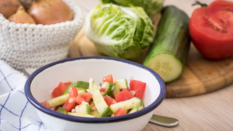 Rohkost-Salat kann man prinzipiell auch abends essen - ist er säuerlich angemacht, kann das aber zu Aufstoßen führen. Das stört womöglich beim Einschlafen. 