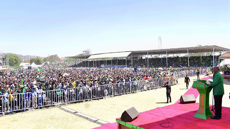 Tansania gilt als Corona-frei. Zumindest ist es das laut Präsident John Magufuli, der im September 2020 in der Hauptstadt Dodoma vor Tausenden von Menschen ohne Abstand und Masken sprach.