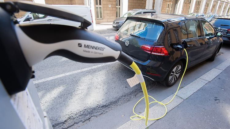 Als "ein Szenario, das von mittlerweile überholten Voraussetzungen ausgeht", kritisiert die Geschäftsführerin des Bundesverbands der Energie- und Wasserwirtschaft, Andreae die Zielsetzung von einer Million Ladepunkten.