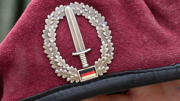 Das Abzeichen des Kommandos Spezialkräfte (KSK) an einem Barett.