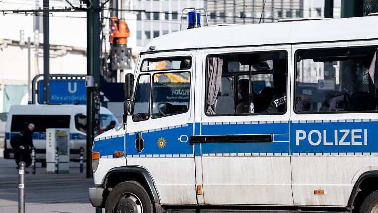 Als die Polizei die Massenschlägerei auflöst, kann die Hälfte der Kinder und Jugendlichen fliehen.