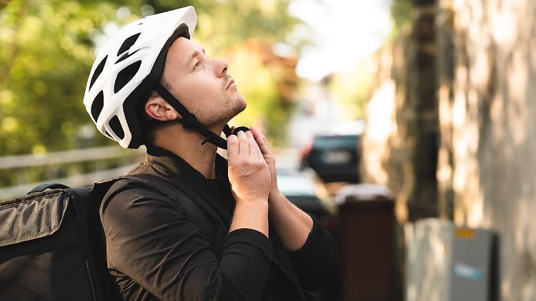 Mit Beleuchtung, Sturzerkennung und automatischem Notruf sind viele Fahrradhelme heute smart.