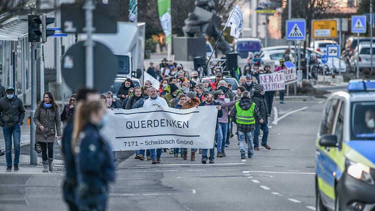 In Berlin und Leipzig waren Zehntausende Corona-Leugner auf die Straße gegangen - selten auf Abstand und mit Mundschutz.