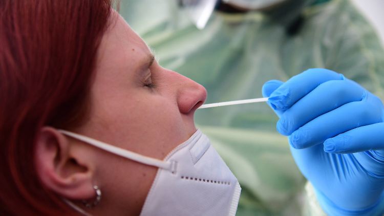 TU-Forscher: Schnelltests können trotz hochansteckender Virus-Mutante B.1.1.7 Lockerungen bei gleichzeitig sinkenden Fallzahlen ermöglichen.