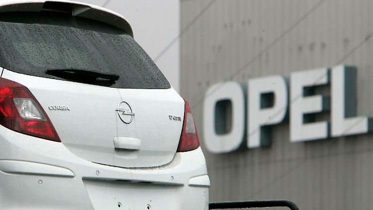 Opel steht im Regen.