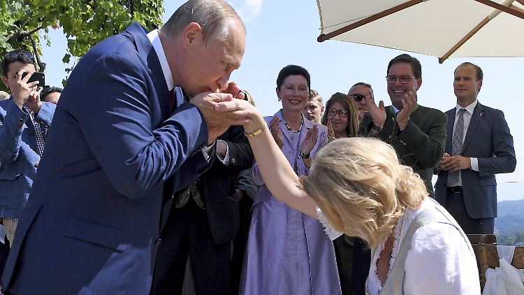 Keine Unterwerfung, sondern Höflichkeit, sagt Karin Kneissl.