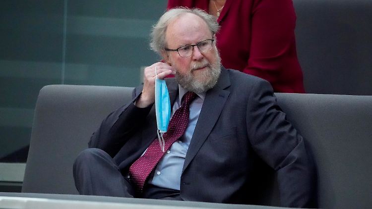 Wenn man sich fragen müssen, ob andere mit "Herr", "Frau" oder "Mensch" angesprochen werden wollen, sei das nicht mehr harmlos, findet Thierse.