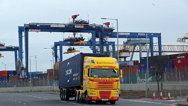 Eigentlich sollen ab April Waren, die zwischen Nordirland und dem Rest Großbritanniens ausgetauscht werden, verstärkt kontrolliert werden.