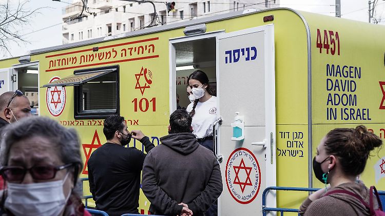 In Israel sind auch mobile Impf-Stationen unterwegs, mit denen die bisher weniger Impfwilligen erreicht werden sollen.