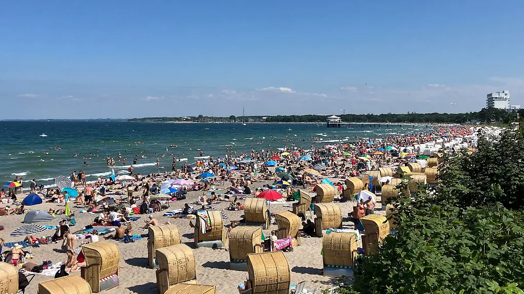 Strandkoerbe-stehen-bei-sommerlichem-Wetter-am-Timmendorfer-Strand-in-Schleswig-Holstein