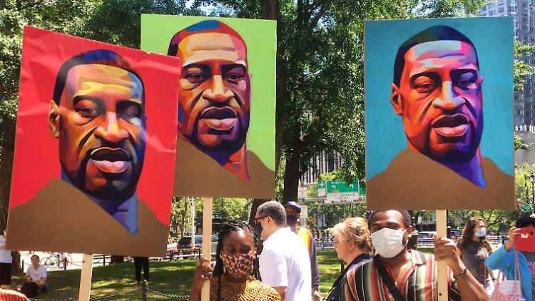 Demonstranten mit dem Bild von George Floyd.