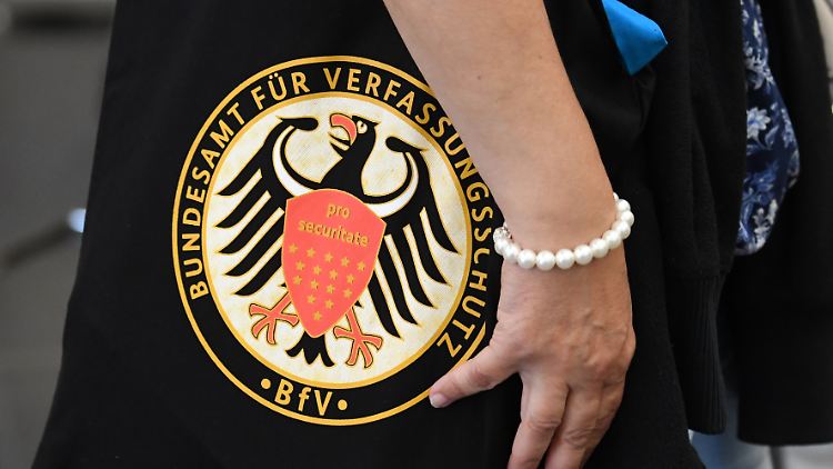 Das Bundesamt für Verfassungsschutz nimmt das Bestreben rechtsextremer Organe nun genauer unter die Lupe.