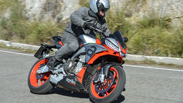 Mit 183 Kilogramm Trockengewicht lässt sich die Aprilia Tuono 660 beschwingt um die Kurven führen.