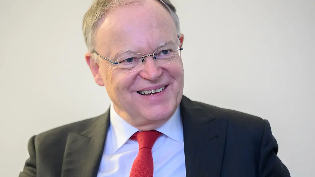 Ein-Social-Media-Fuehrerschein-fuer-Schuelerinnen-und-Schueler-koennte-aus-Sicht-von-Niedersachsens-Ministerpraesident-Stephan-Weil-SPD-dazu-fuehren-dass-mehr-junge-Menschen-verantwortungsvoll-mit-sozialen-Medien-umgehen