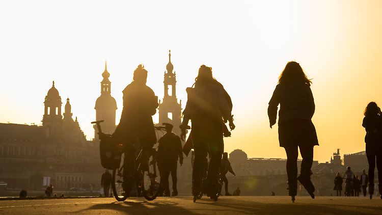 Das sonnige Wetter lockte viele Menschen - wie hier in Dresden - Ende Februar nach draußen.