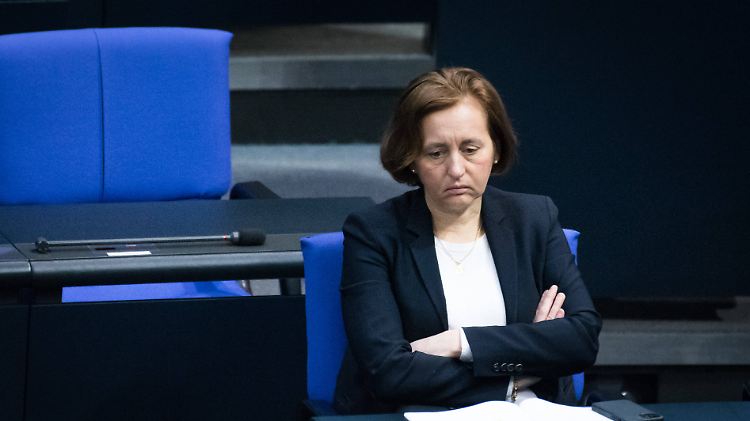 AfD-Bundestagsmitglied von Storch erlitt eine überraschende, aber knappe Niederlage.