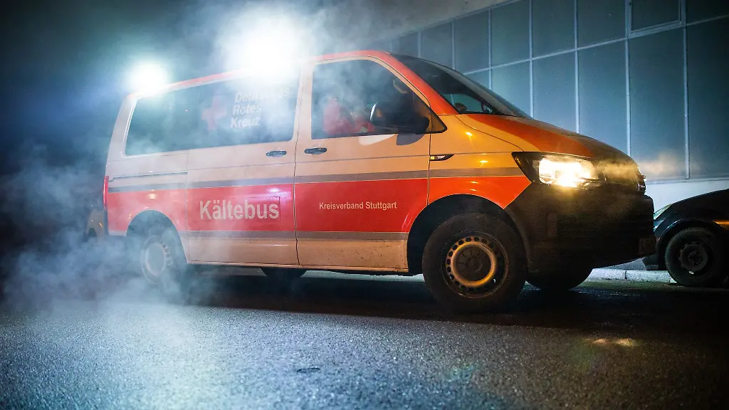 Bei-sehr-tiefen-Temperaturen-ist-der-Kaeltebus-in-der-Stadt-unterwegs-und-versorgt-Beduerftige