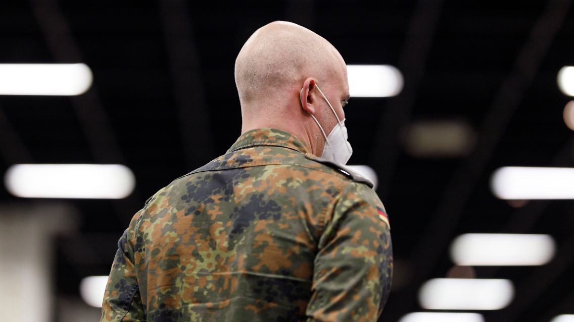 Überall in Deutschland helfen Bundeswehr-Soldaten in Impfzentren aus.